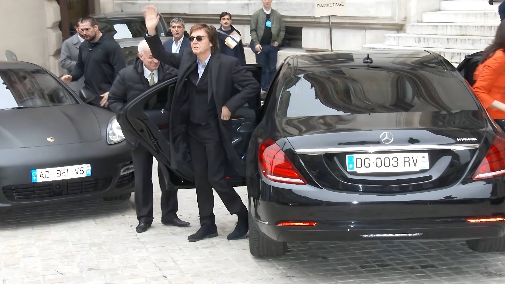 Paul McCartney prefers conversation over selfies. The music legend has a different approach to fan encounters.