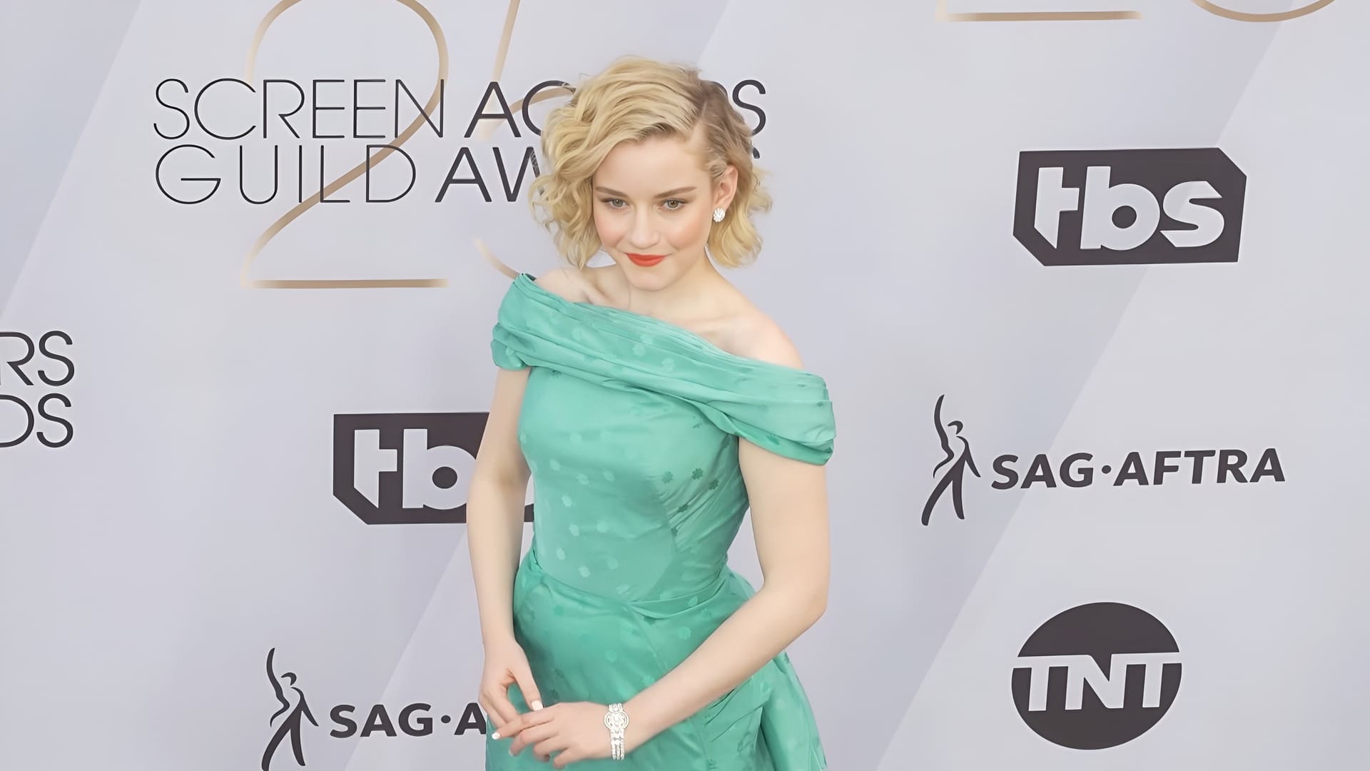 The end of the road. Julia Garner and Mark Foster split.