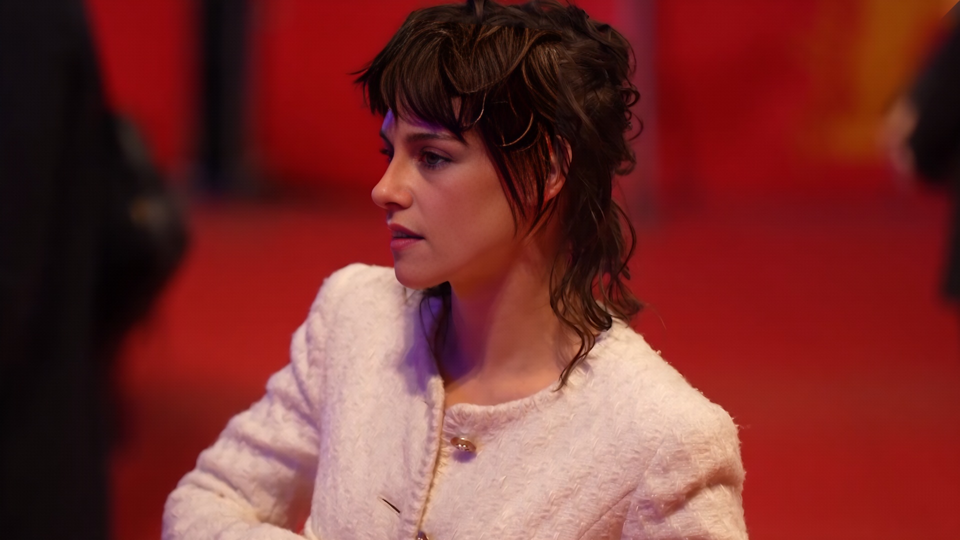 The pairing already feels unexpected. Two acclaimed actors now lead the story.